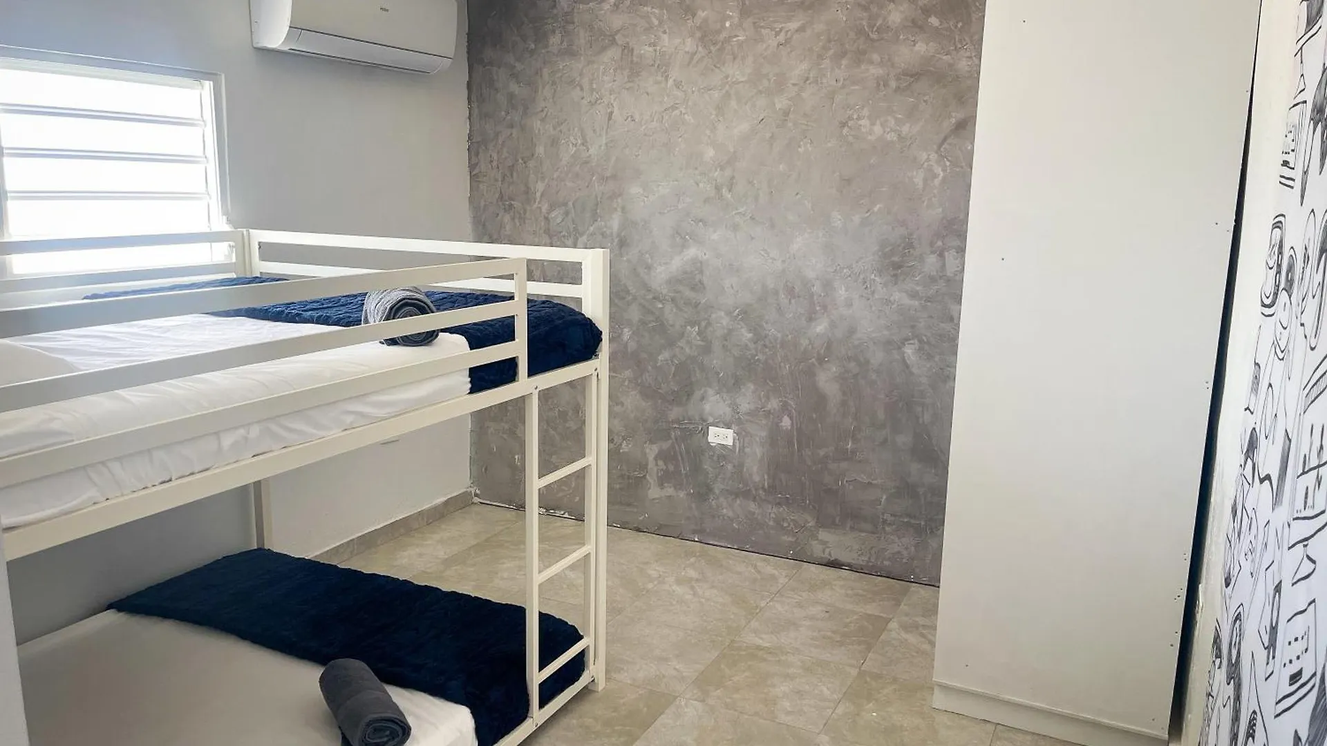 Cozy 4 Guest Apt With Air Conditioning, Free Parking & Wi-Fi Carolina Apartment